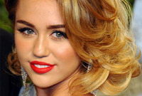 Miley-cyrus-hair-and-vintage-makeup-for-warm-skin-side